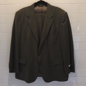 Men’s suit. 48 reg. Pants 43x37. Never tailored